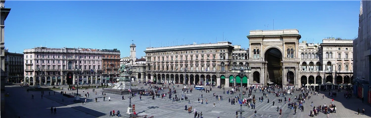 Piazza del Duomo v Miláně s turisty a katedrálou | Za jarní krásou alpských jezer