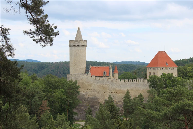 Přírodní scenérie Kokořínského dolu s lesy a skalami | Kokořínsko - malebnou krajinou Máchova kraje