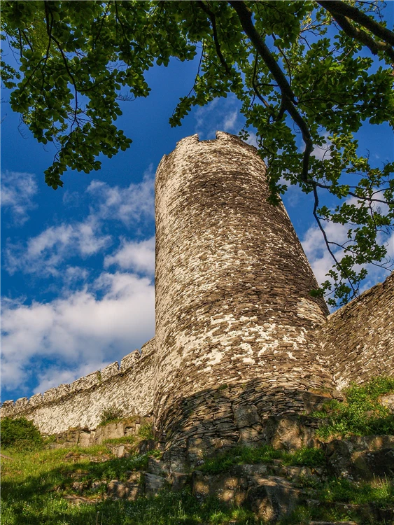 Hrad Kokořín obklopený lesnatou krajinou | Kokořínsko - malebnou krajinou Máchova kraje