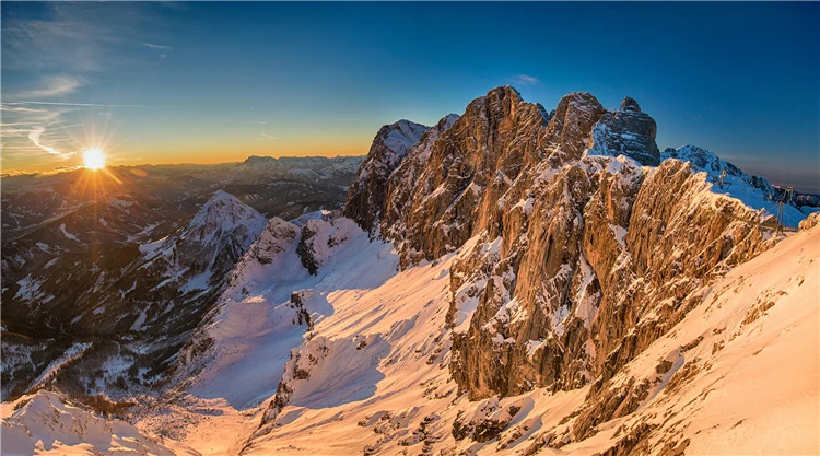 Skalní útesy a horská krajina Dachsteinu za slunečného dne | Adrenalin na Dachsteinu