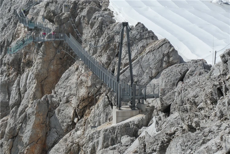 Visutý most Dachstein Hängebrücke nad hlubokým alpským údolím | Adrenalin na Dachsteinu