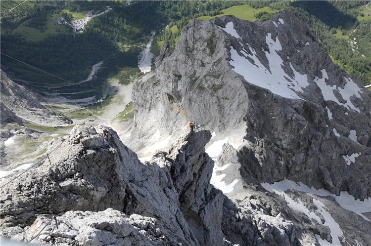 Ledovcový masiv Dachsteinu s výhledem na okolní alpské vrcholy | Adrenalin na Dachsteinu