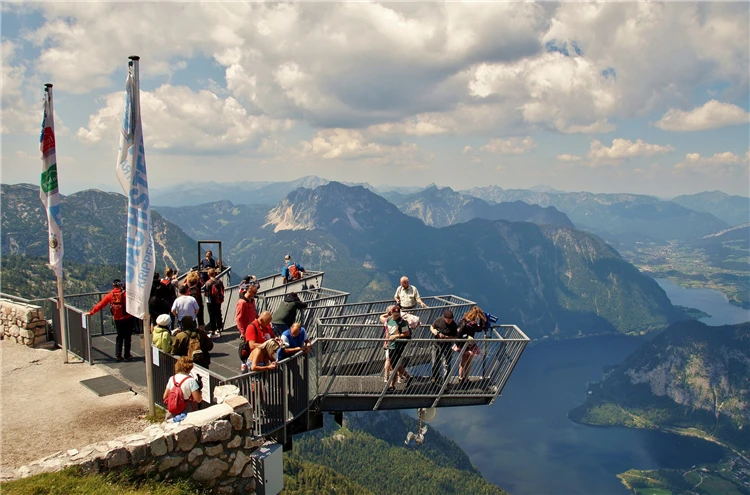 Panoramatický výhled na zasněžený masiv Dachstein v Rakousku | Adrenalin na Dachsteinu