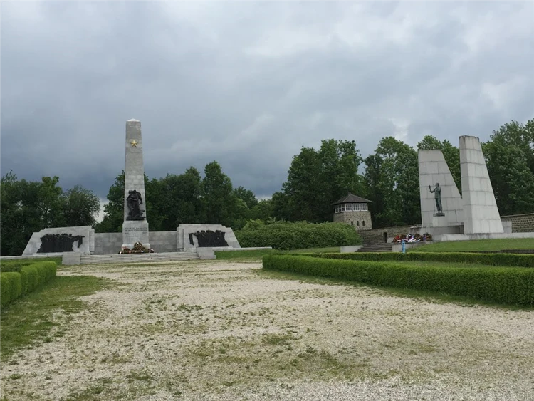 Pohled na areál koncentračního tábora Mauthausen | Koncentrační tábor Mauthausen a historický Linec