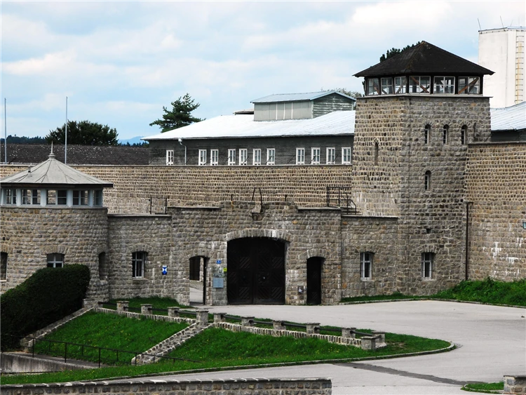 Vstupní brána do areálu KZ-Gedenkstätte Mauthausen | Koncentrační tábor Mauthausen a historický Linec