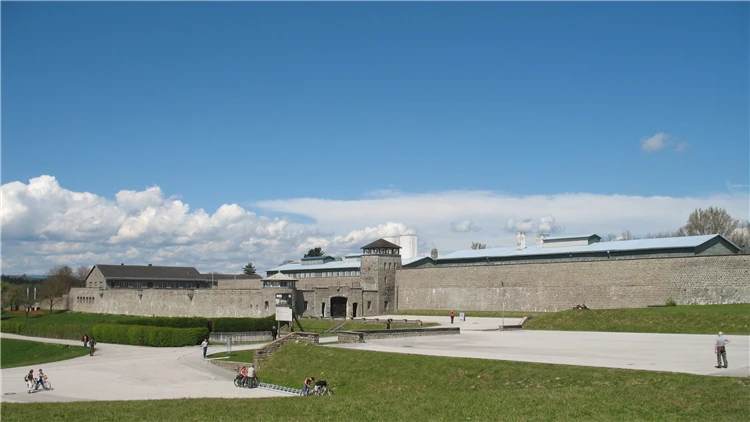 Vstupní brána koncentračního tábora Mauthausen v Rakousku | Koncentrační tábor Mauthausen a historický Linec