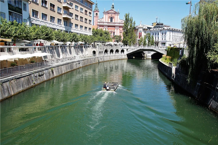 Řeka Ljubljanica s Trojným mostem a růžovou Františkánskou bazilikou, Lublaň | Slovinsko křížem krážem