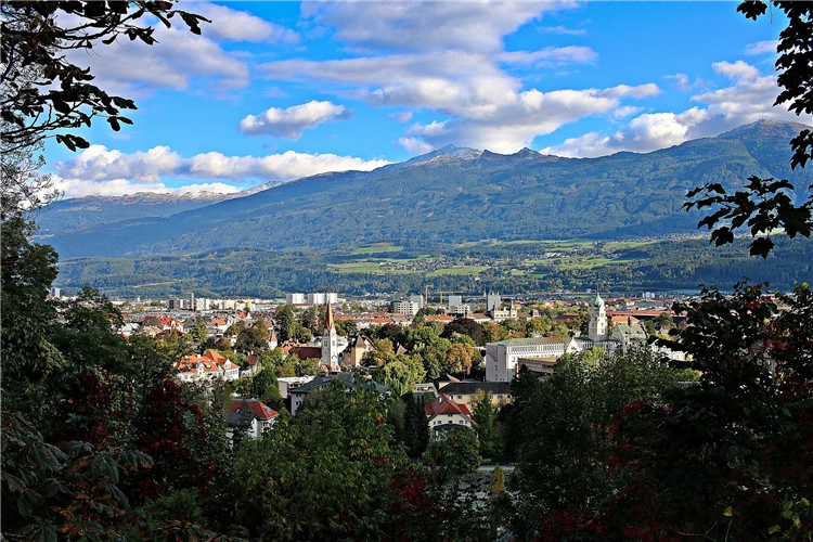 Zlatá střecha a staré město Innsbruck při pohledu z ulice | Tyrolsko - svět ledovců a vodopádů