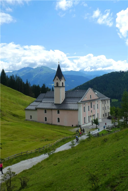 Klášter v tyrolské krajině obklopený horami | Tyrolsko - svět ledovců a vodopádů
