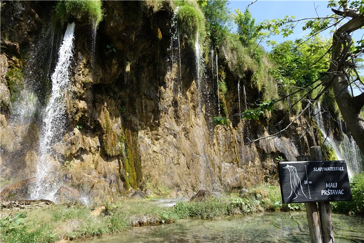 Kaskády vodopádů v zelené přírodě Plitvických jezer | Národní parky Chorvatska - Plitvice, Kornati a starobylý Zadar