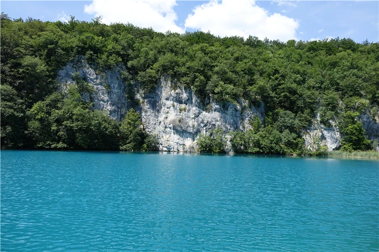 Výhled na jezera a okolní lesy v Národním parku Plitvice | Národní parky Chorvatska - Plitvice, Kornati a starobylý Zadar