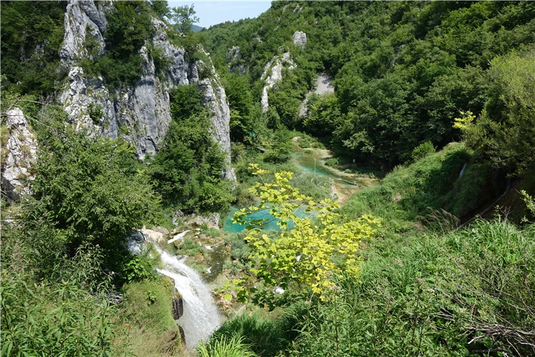 Vodopád a tyrkysové jezero v Národním parku Plitvice | Národní parky Chorvatska - Plitvice, Kornati a starobylý Zadar