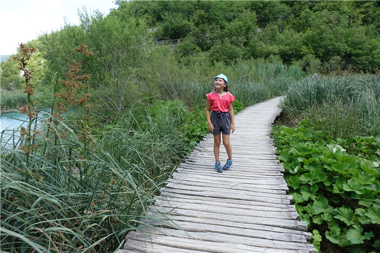 Turistická stezka u jezera v Národním parku Plitvice | Národní parky Chorvatska - Plitvice, Kornati a starobylý Zadar