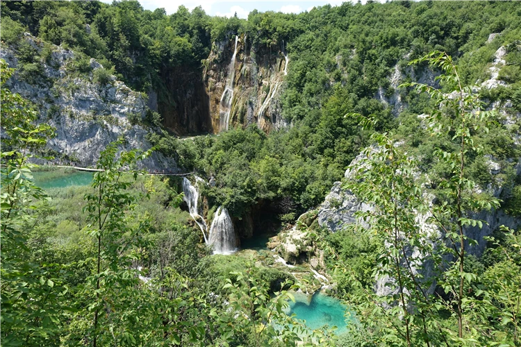 Klidná jezera s odrazem stromů v Plitvicích | Národní parky Chorvatska - Plitvice, Kornati a starobylý Zadar