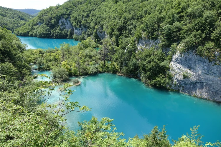 Dřevěné lávky nad jezerem v Národním parku Plitvice | Národní parky Chorvatska - Plitvice, Kornati a starobylý Zadar