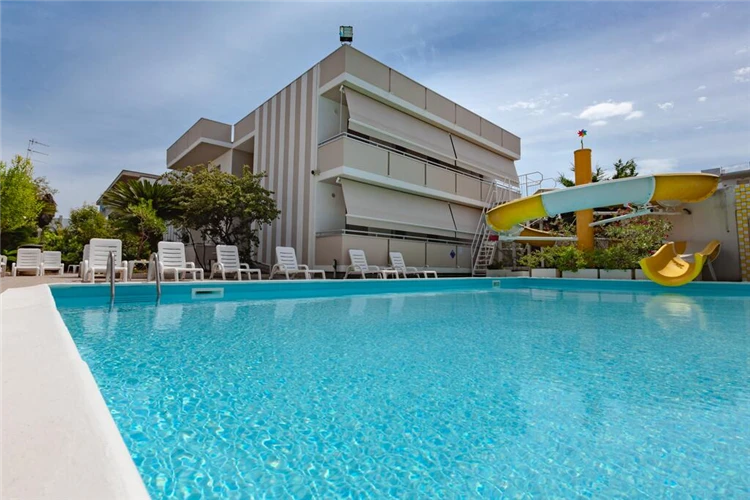 Residence Holiday Club Alba Adriatica – bazén a okolí | Alba Adriatica / Residence Holiday Club