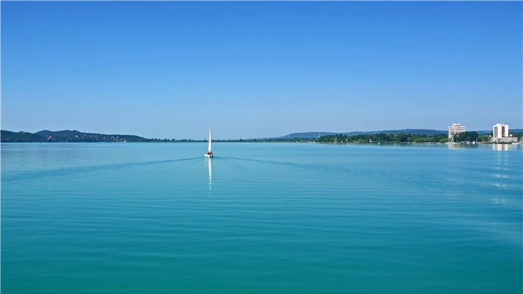 Pobřeží jezera Balaton s čistou vodou | Balaton - maďarské moře