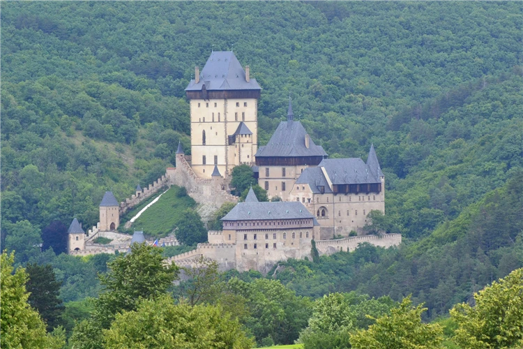 Hrad Karlštejn ozářený zimním sluncem | Královský advent na Karlštejně a Křivoklátě