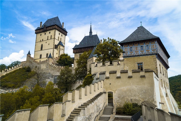 Pohled na středověký hrad v zimní krajině | Královský advent na Karlštejně a Křivoklátě