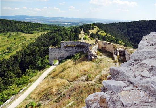 Od Bílých Karpat až k Čachtickému hradu - Slovensko