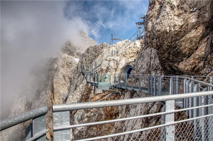 Typická rakouská vesnička v horách | Ledovec Dachstein - pohodová letní turistika