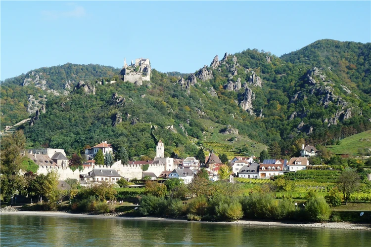 Dürnstein s vinicemi a Dunajem z ptačí perspektivy | Perly Dolního Rakouska s plavbou