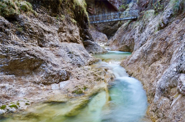 Turistická stezka soutěskou Almbachklamm mezi skálami | Den v NP Berchtesgaden - solné doly a soutěska