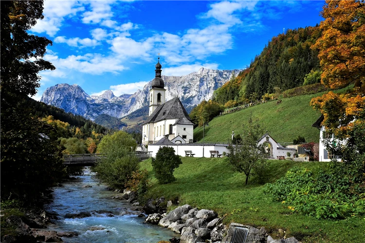 Kostel v Berchtesgadenu s alpskou krajinou v pozadí | Den v NP Berchtesgaden - solné doly a soutěska