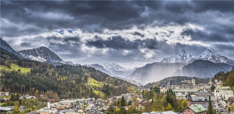 Panoramatický pohled na město Berchtesgaden v Alpách | Den v NP Berchtesgaden - solné doly a soutěska