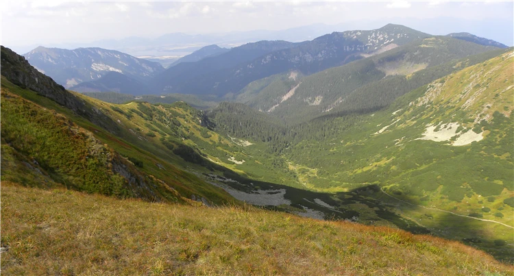 Chopok – skalnatý vrchol Nízkých Tater za jasného dne | NP Nízké Tatry - návrat k divočině