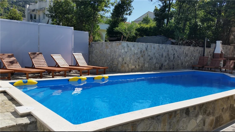 Bazén apartmánového domu Gorica 1 v Bašce | Baška / Apartmánový dům Gorica 1