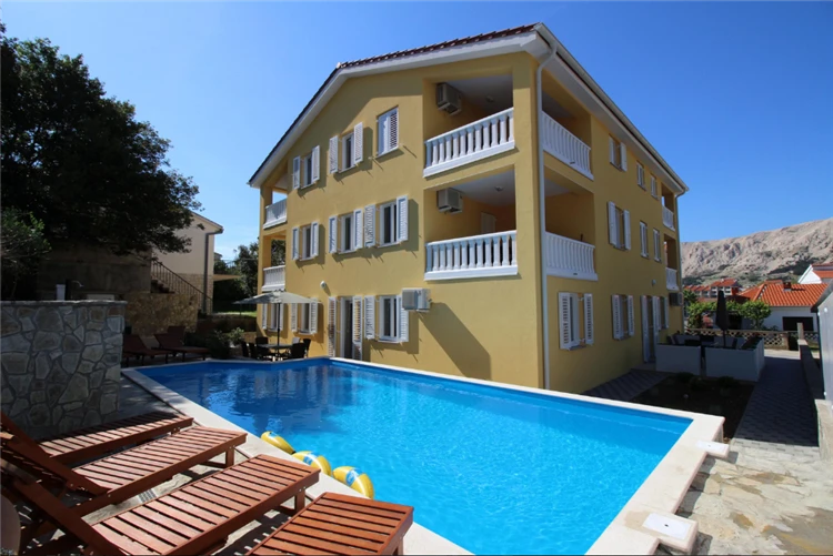Exteriér apartmánového domu Gorica 1 v Bašce | Baška / Apartmánový dům Gorica 1