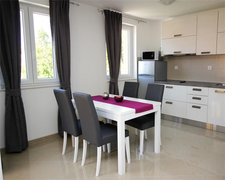 Obývací pokoj s pohovkou v Gorica 1 Baška | Baška / Apartmánový dům Gorica 1