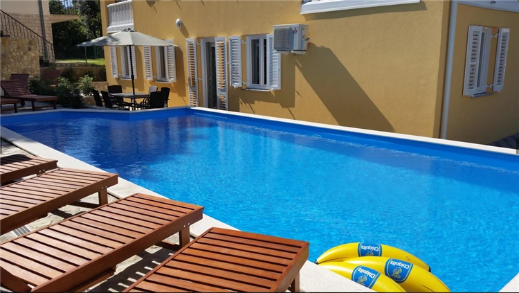 Pohled na vilu Gorica 1 v Bašce | Baška / Apartmánový dům Gorica 1