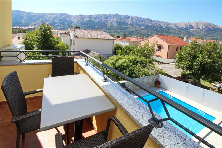 Balkon apartmánu Gorica 2 s posezením, Baška | Baška / Apartmánový dům Gorica 2