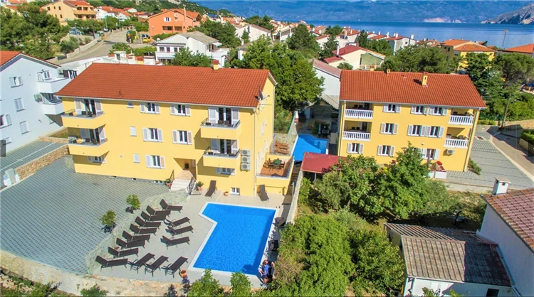 Pohled na budovy Gorica 1 a Gorica 2 v Bašce | Baška / Apartmánový dům Gorica 2