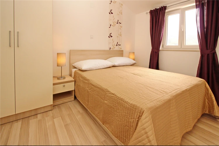 Ložnice apartmánu Gorica 2 s postelem, Baška | Baška / Apartmánový dům Gorica 2