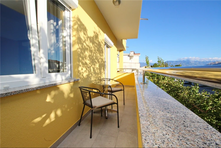 Balkon apartmánu Brnić s posezením, Baška | Baška / Apartmánový dům Brnić