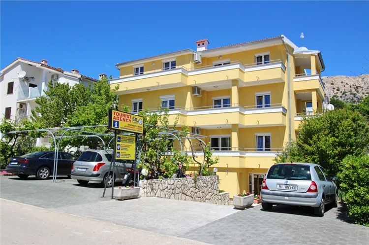 Pohled na budovu Apartmánového domu Brnić v Bašce | Baška / Apartmánový dům Brnić