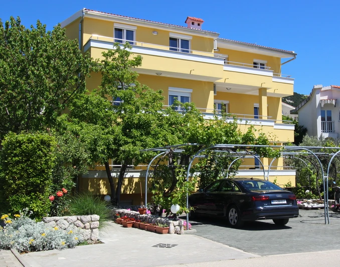 Celkový pohled na Apartmánový dům Brnić, Baška | Baška / Apartmánový dům Brnić