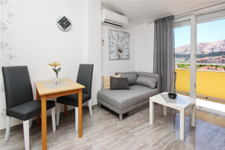 Obývací pokoj s výzdobou, Apartmánový dům Brnić | Baška / Apartmánový dům Brnić