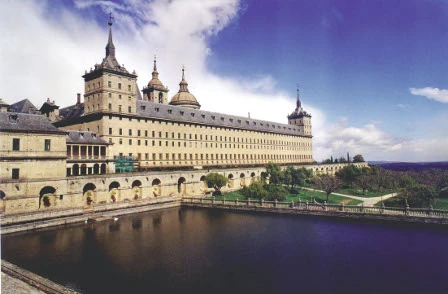Klášter El Escorial obklopený horskou krajinou | Poklady Španělského kulturního dědictví UNESCO