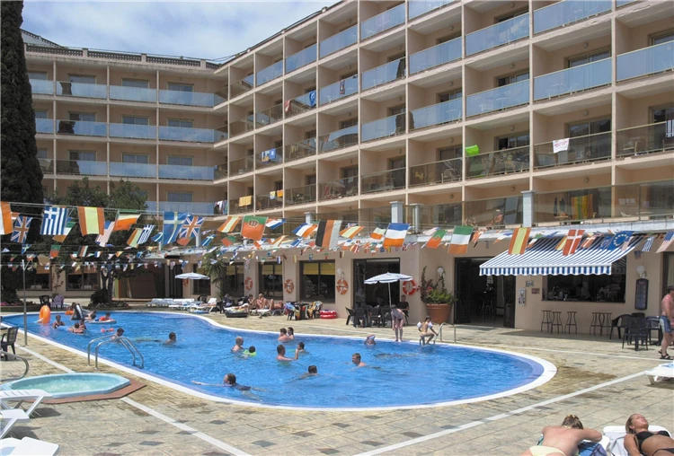 Budova a bazén hotelu Bon Repos v Calelle | Calella / Hotel Bon Repos