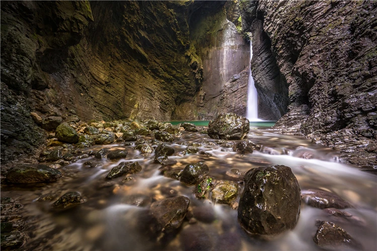 Vodopád v přírodě slovinských hor | Za pohodovou turistikou do Slovinska a Itálie