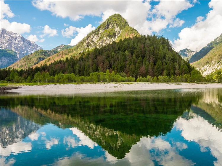 Jezero Jasna s výhledem na Julské Alpy | Za pohodovou turistikou do Slovinska a Itálie