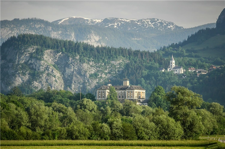 Zámek Trautenfels v oblasti Dachsteinu | Ledovec Dachstein - pohodová letní turistika