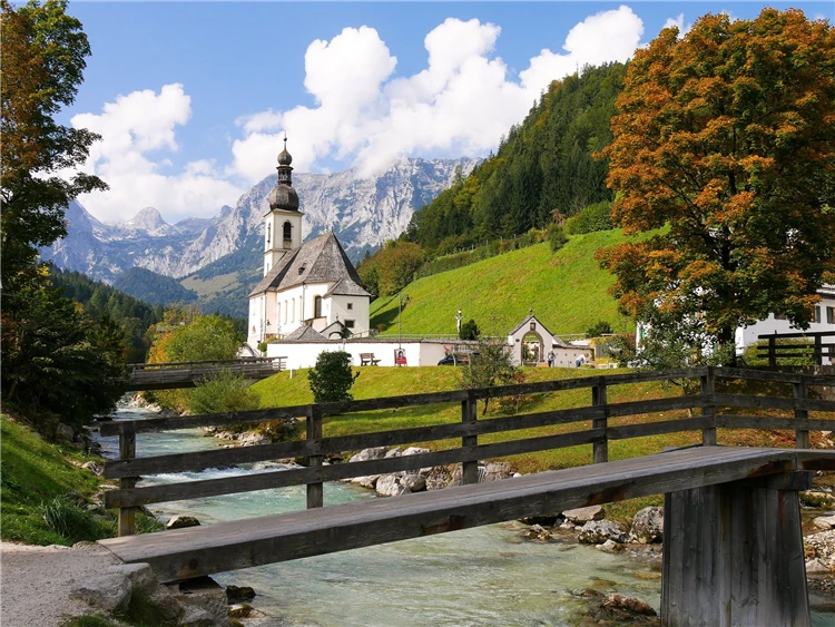 Alpská příroda s řekou a zelenými loukami | Ledovec Dachstein - pohodová letní turistika