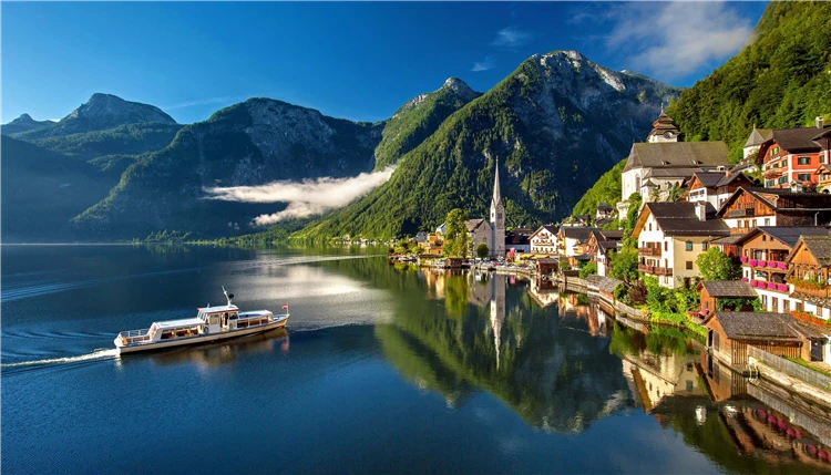 Pohled na malebné městečko Hallstatt u jezera v Rakousku | Ledovec Dachstein - pohodová letní turistika