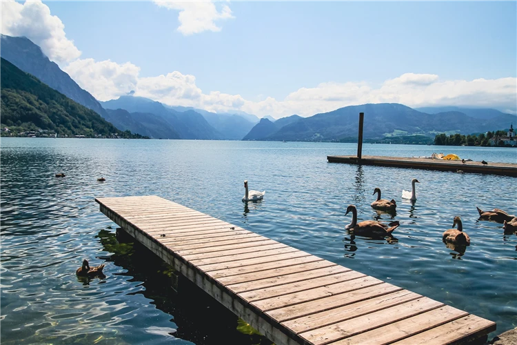 Alpské jezero s průzračnou vodou a horami v Rakousku | Ledovec Dachstein - pohodová letní turistika