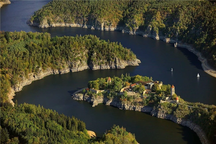 Panoramatický pohled na Orlickou přehradu a zalesněné břehy | Orlík a Zvíkov s plavbou